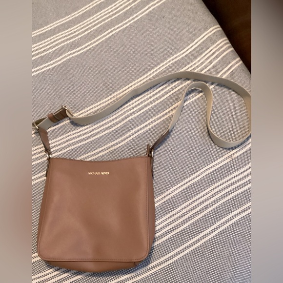 Michael Kors Brown Jet Set Messenger crossbody purse - Picture 3 of 7